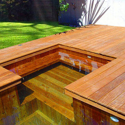 jacuzzi intégré dans une piscine en bois