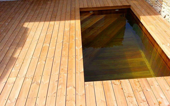 Petite piscine en bois sur une terrasse à Fréjus / St Raphael