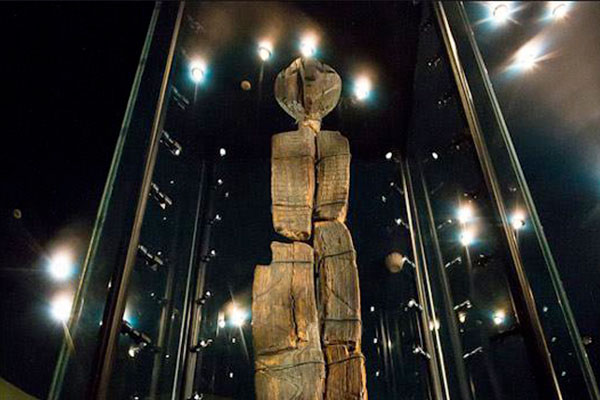 Statue l'idole de Shigir en bois de mélèze - 11.000 ans