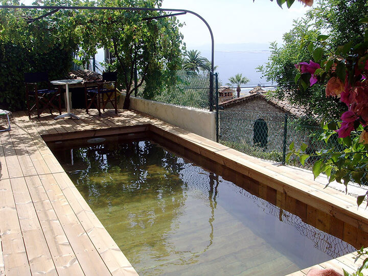 angle de la piscine en bois foncé à Fréjus