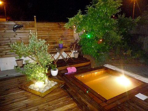 mini piscine jacuzzi en bois de nuit avec lumière allumée
