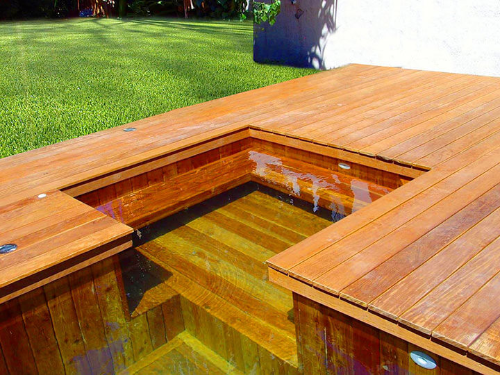 piscine sur mesure en bois forme hexagonale pour un gite en provence