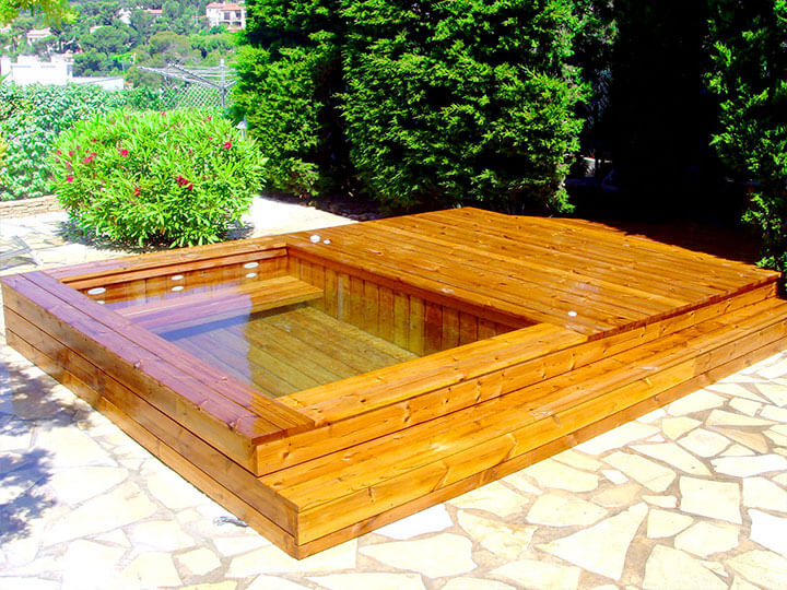 Piscine avec terrasse en bois par Odyssea à Toulon