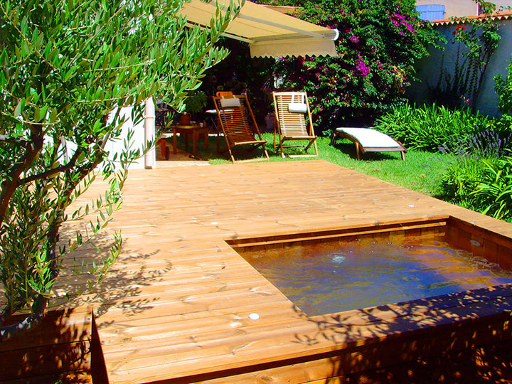 Petite piscine extérieur sur terrasse bois by Odyssea Toulon